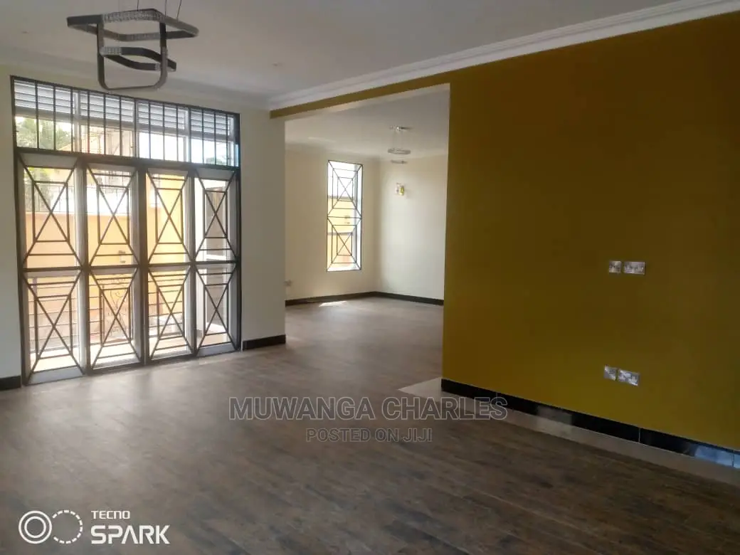 5bdrm Duplex in Fs Properties Ltd, Central Division for Sale