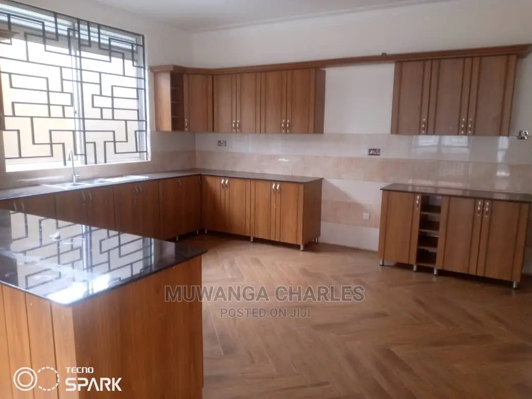 5bdrm Duplex in Fs Properties Ltd, Central Division for Sale