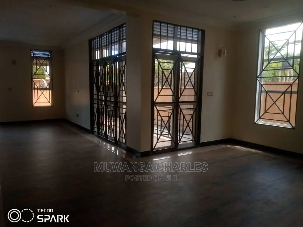 5bdrm Duplex in Fs Properties Ltd, Central Division for Sale