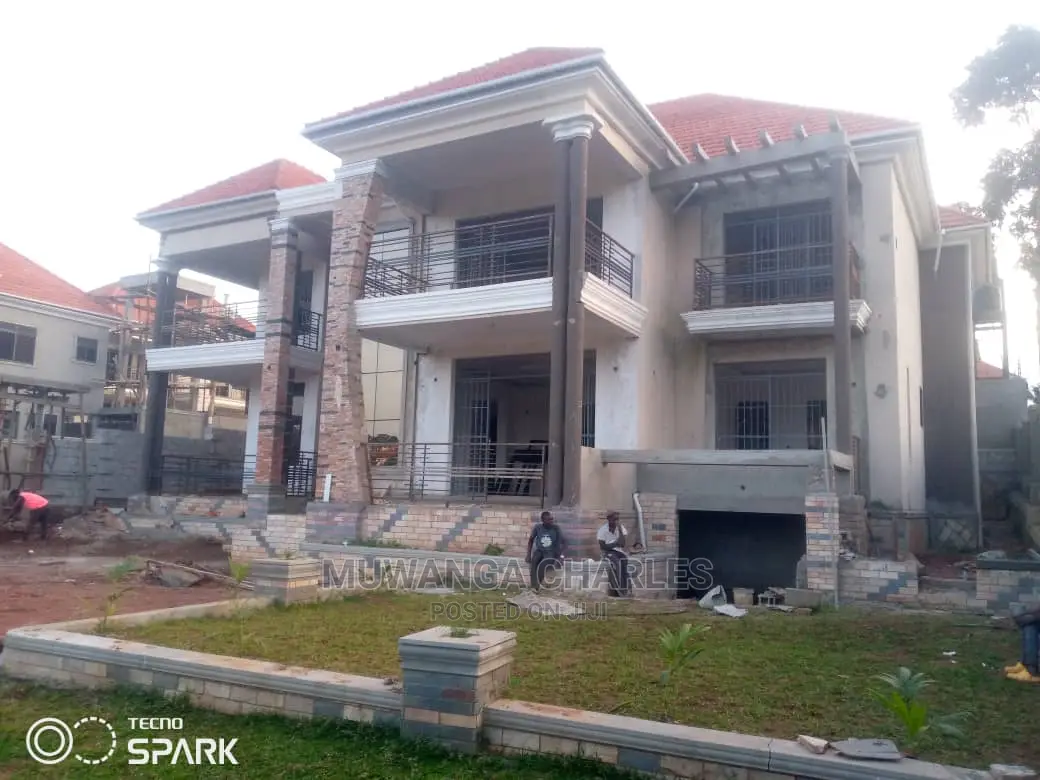 5bdrm Duplex in Fs Properties Ltd, Central Division for Sale
