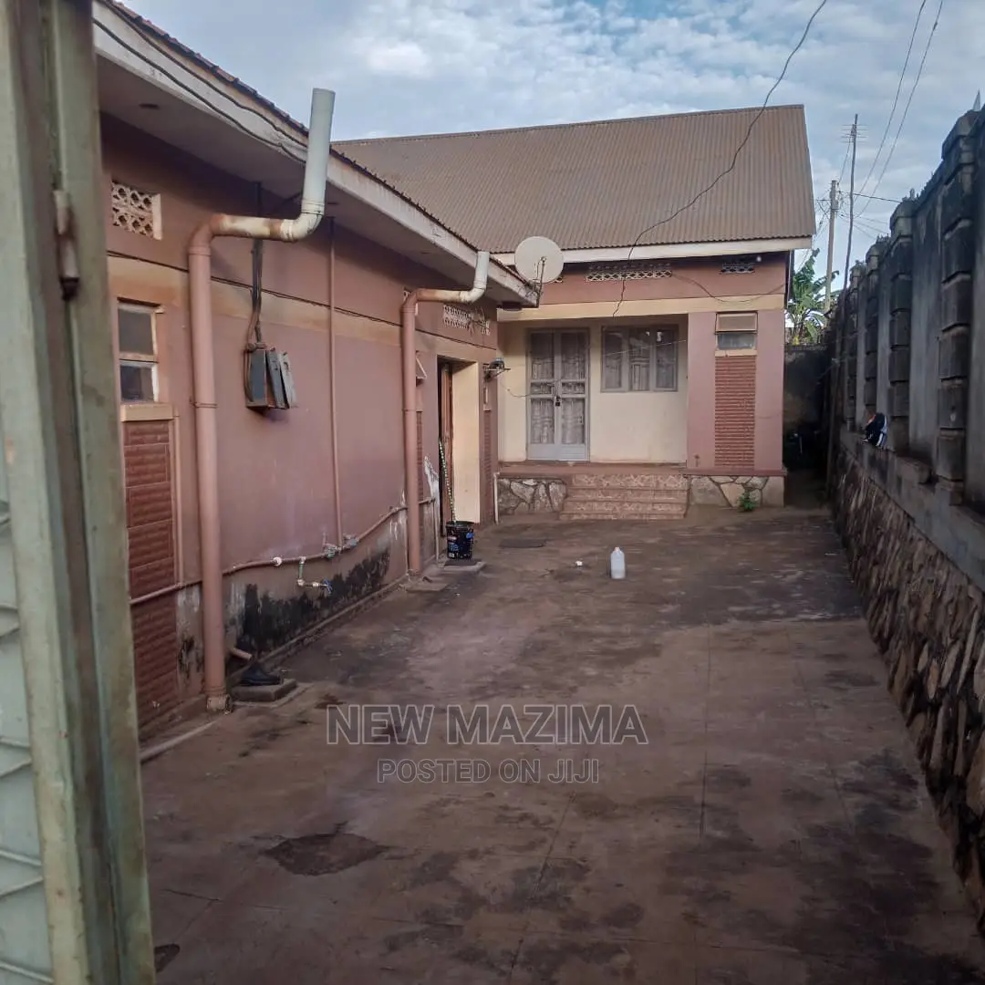 4bdrm House in Najjanankumbi Along, Central Division for Sale