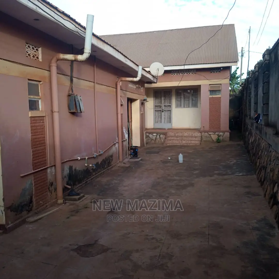 4bdrm House in Najjanankumbi Along, Central Division for Sale