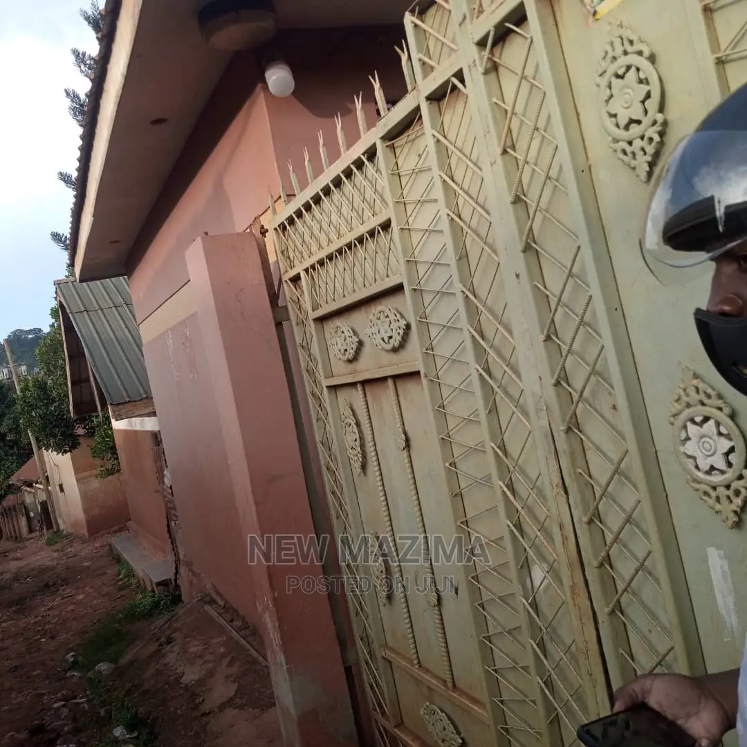 4bdrm House in Najjanankumbi Along, Central Division for Sale