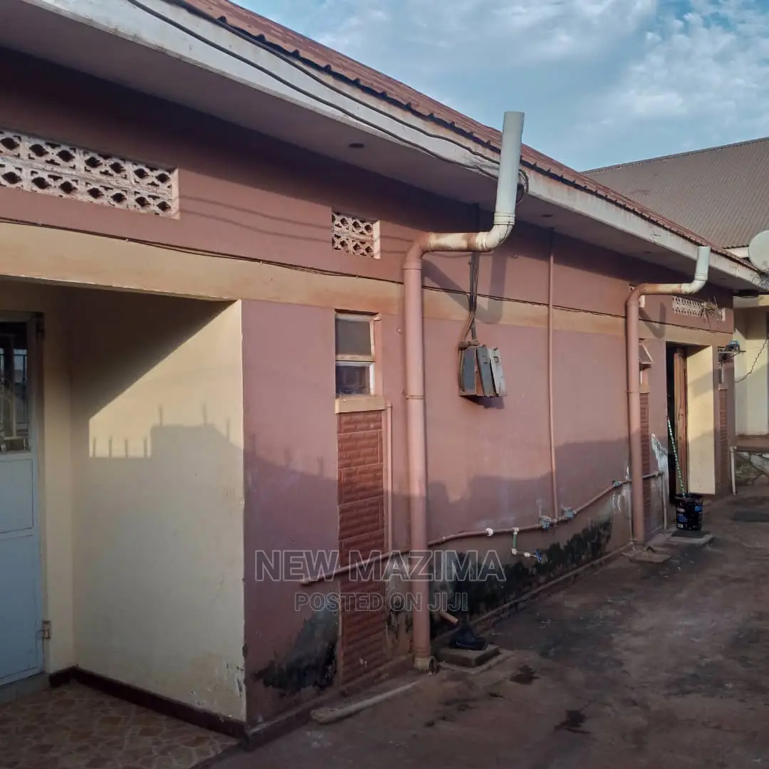 4bdrm House in Najjanankumbi Along, Central Division for Sale