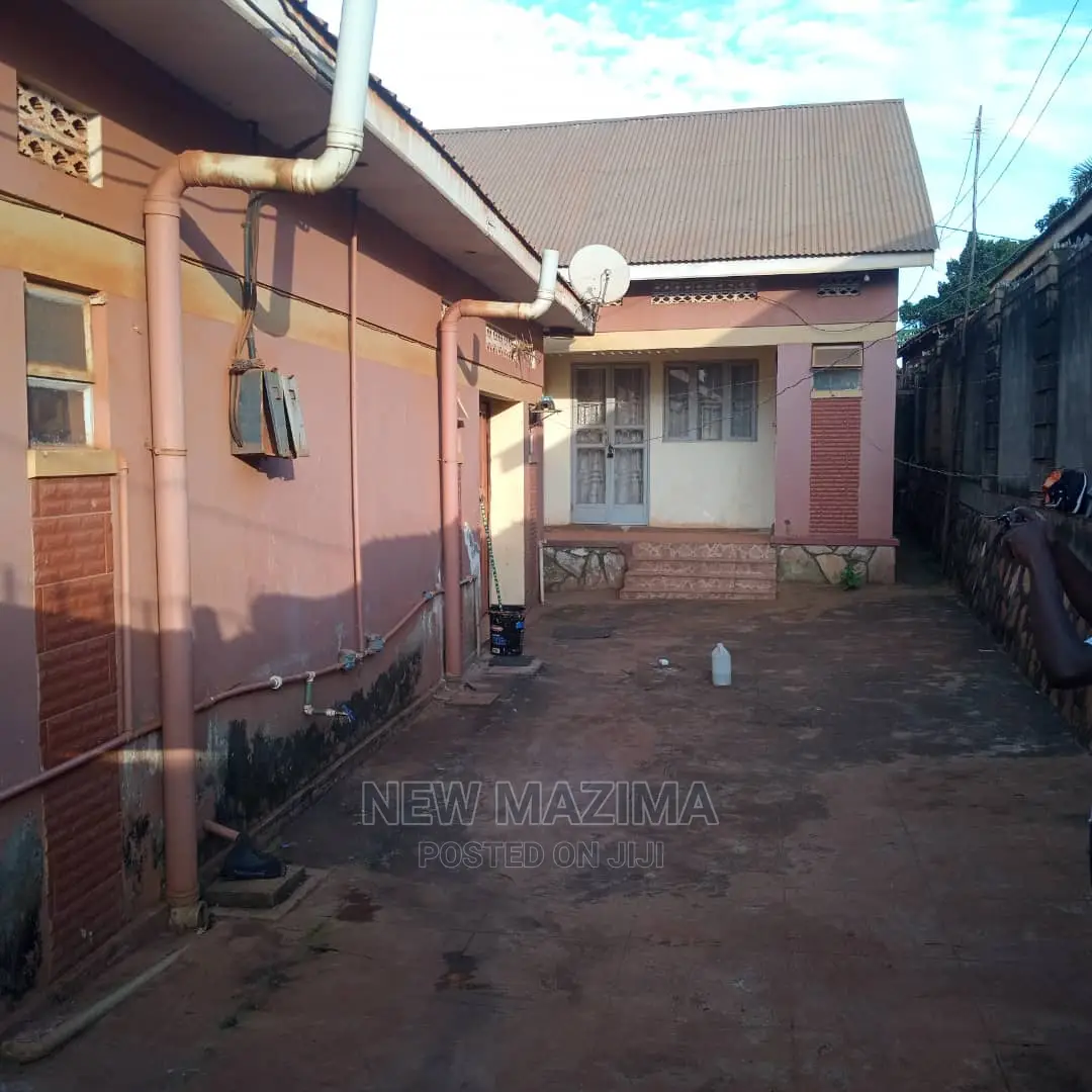 4bdrm House in Najjanankumbi Along, Central Division for Sale