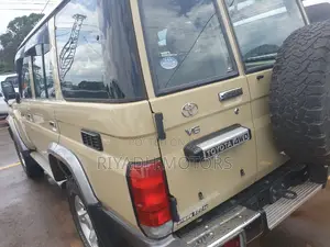 Toyota Land Cruiser 4.0 V6 DLX 2015 Yellow