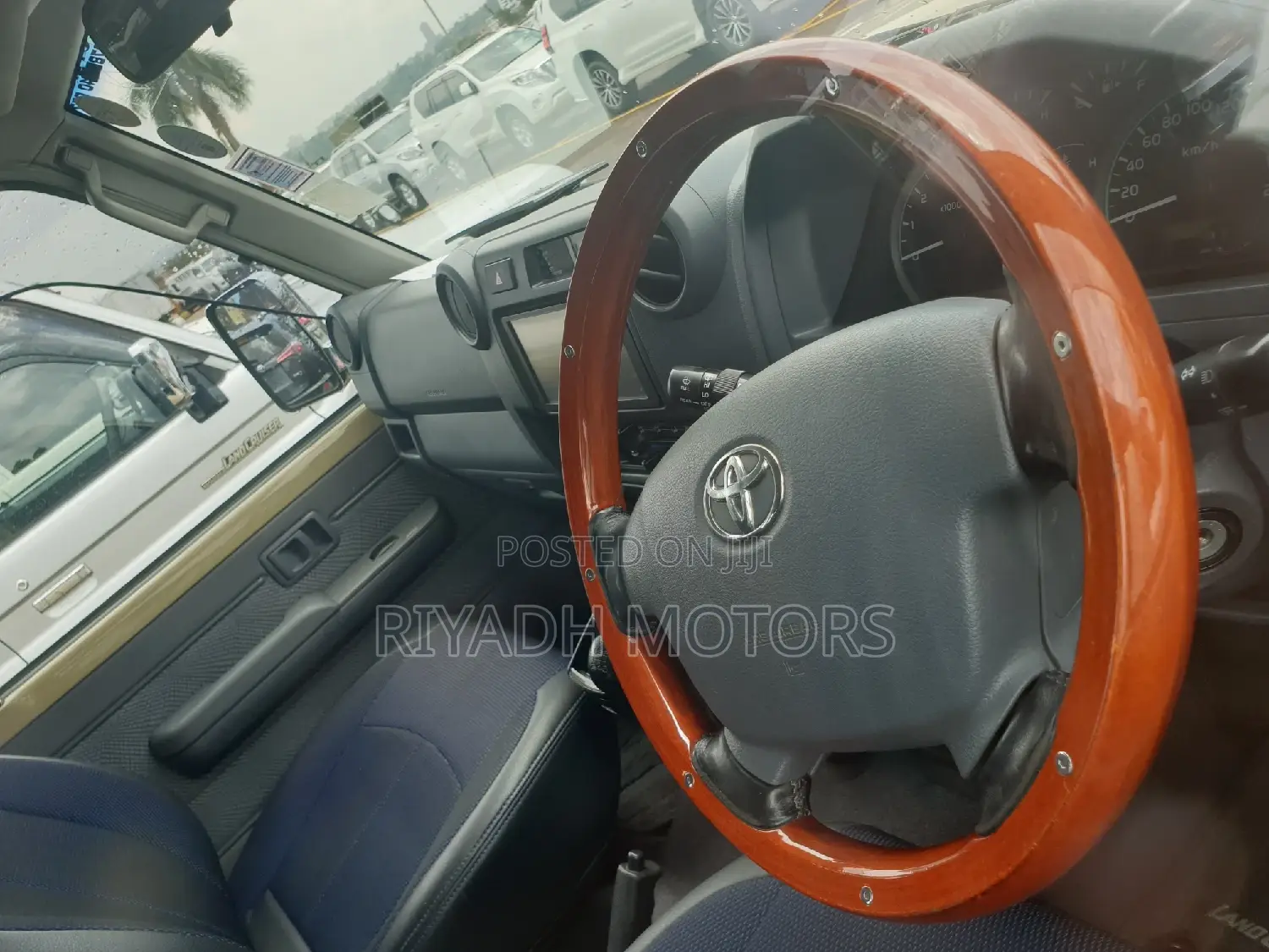 Toyota Land Cruiser 4.0 V6 DLX 2015 Yellow