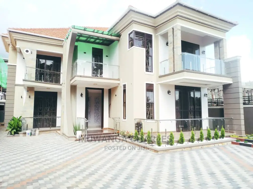 5bdrm Duplex in Fs Properties Ltd, Central Division for Sale