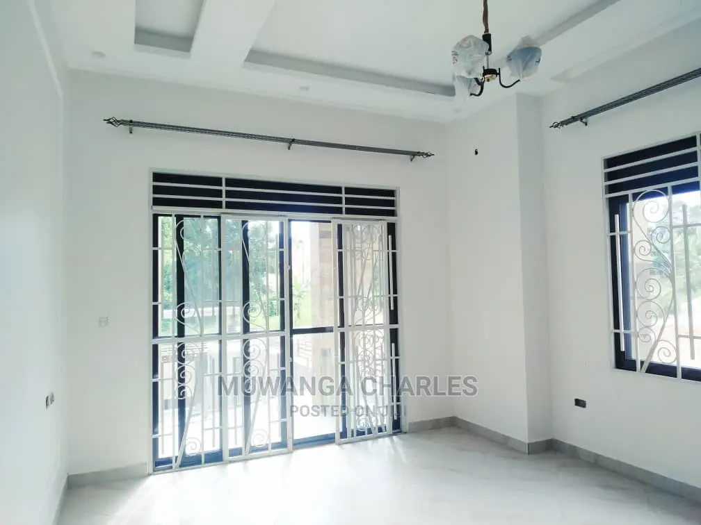 5bdrm Duplex in Fs Properties Ltd, Central Division for Sale