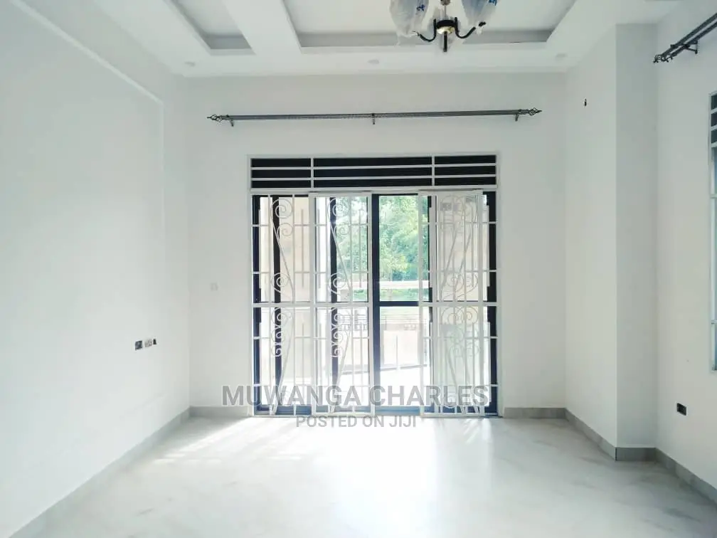 5bdrm Duplex in Fs Properties Ltd, Central Division for Sale