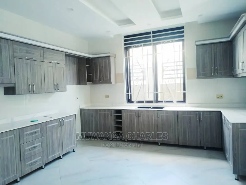 5bdrm Duplex in Fs Properties Ltd, Central Division for Sale