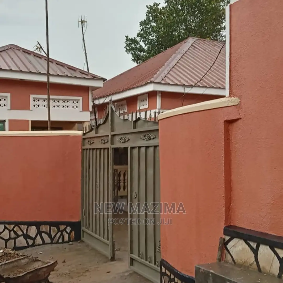 5bdrm House in Kyengera Town, Central Division for Sale