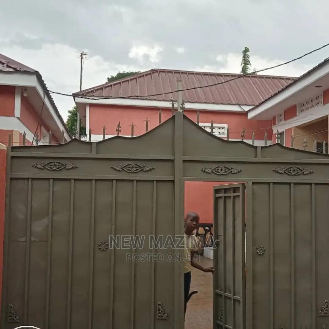 5bdrm House in Kyengera Town, Central Division for Sale
