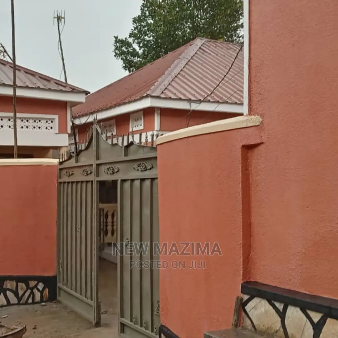 5bdrm House in Kyengera Town, Central Division for Sale
