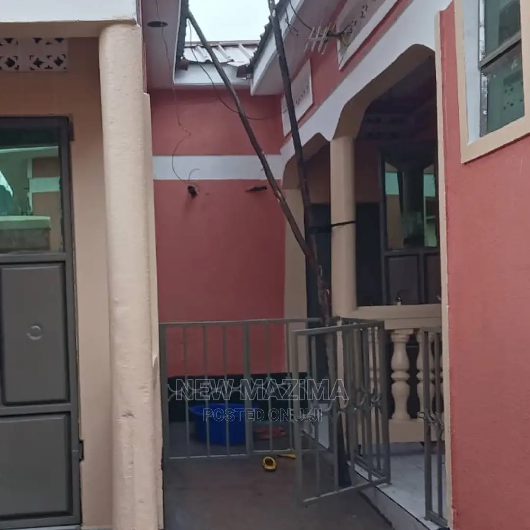 5bdrm House in Kyengera Town, Central Division for Sale