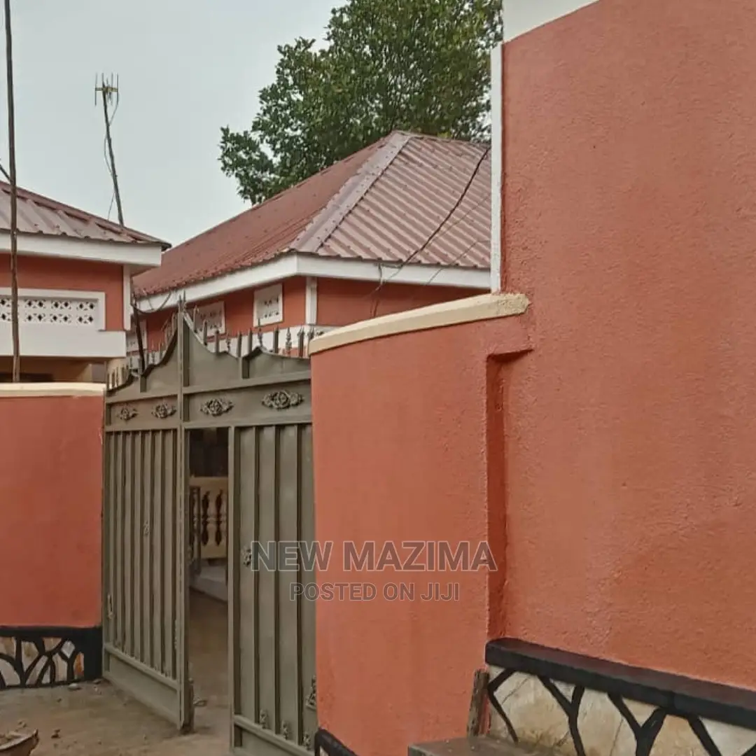 5bdrm House in Kyengera Town, Central Division for Sale
