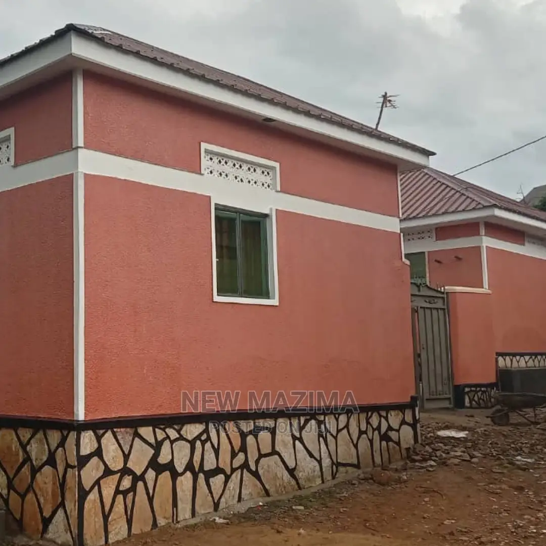 5bdrm House in Kyengera Town, Central Division for Sale