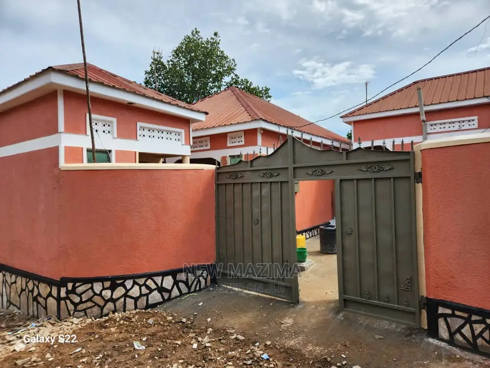 5bdrm House in Kyengera Town, Central Division for Sale