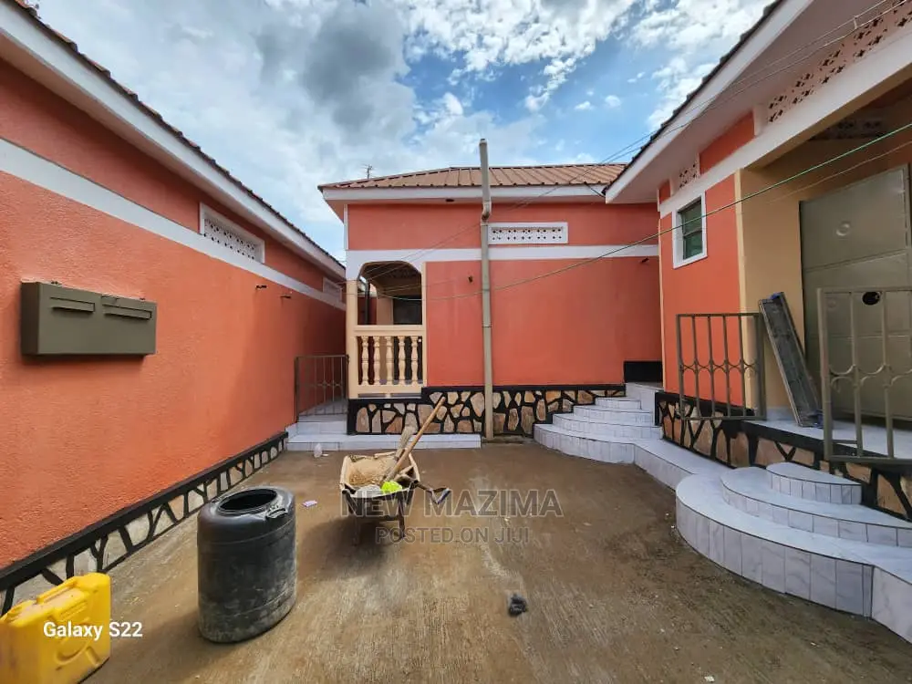 5bdrm House in Kyengera Town, Central Division for Sale