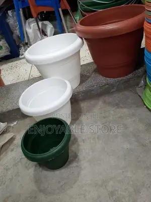 Photo - Plastic Flower Pots