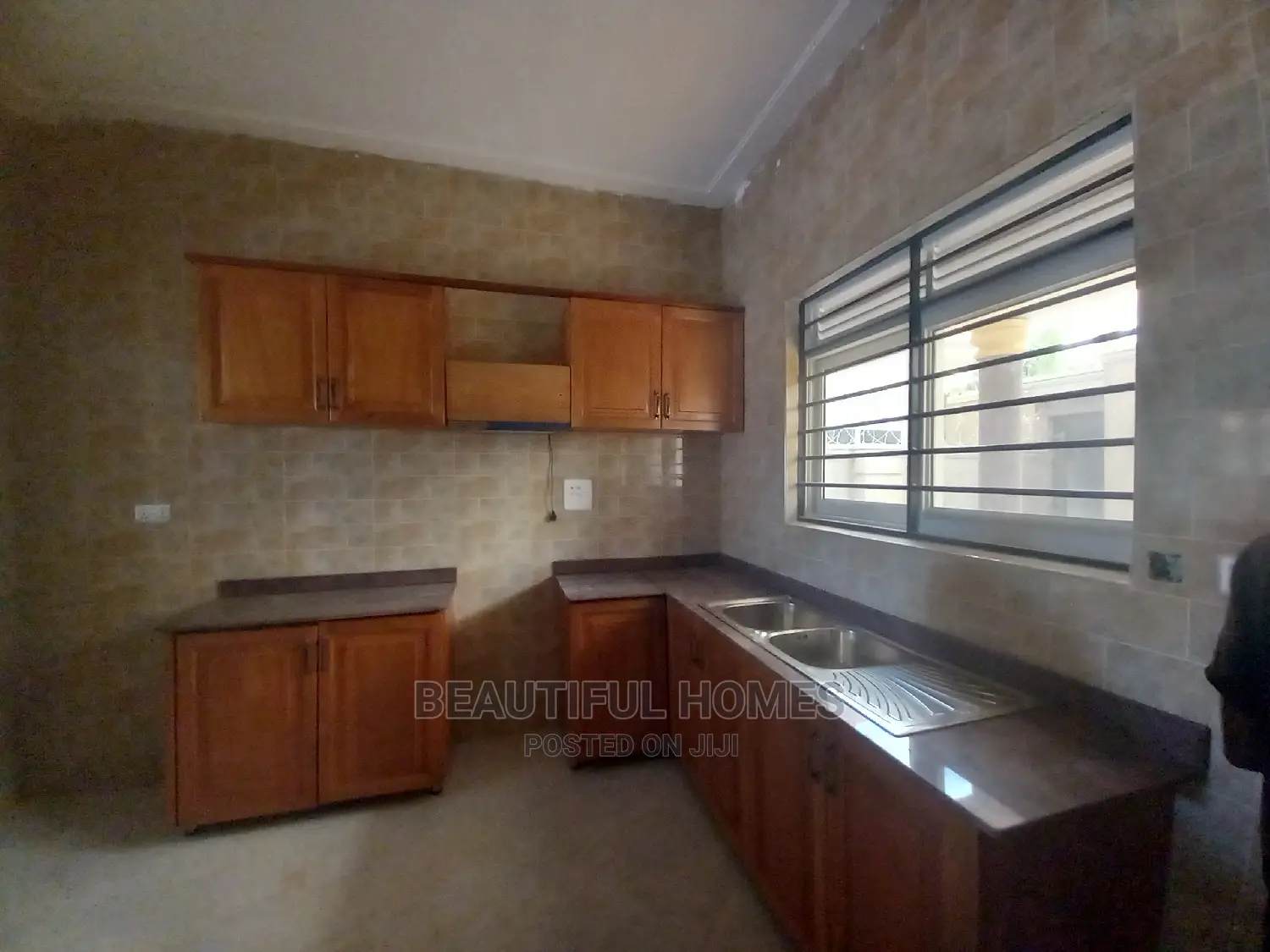 Furnished 4bdrm House in Kira for Sale