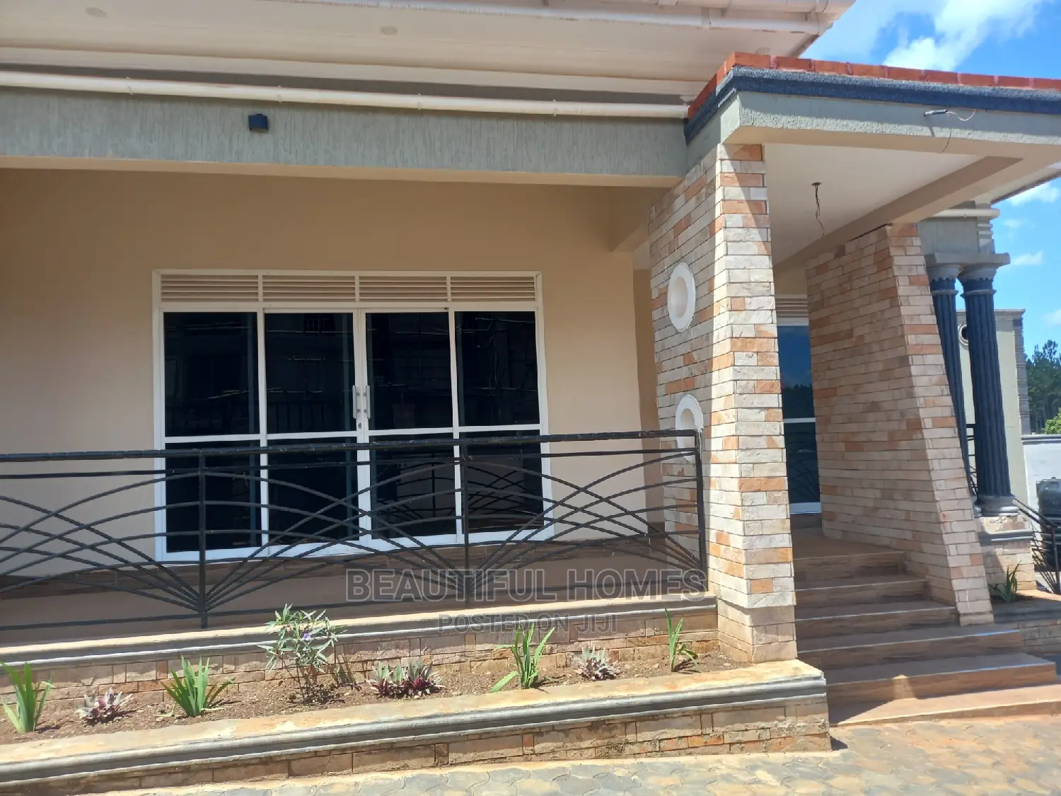 Furnished 4bdrm Bungalow in Kira for sale