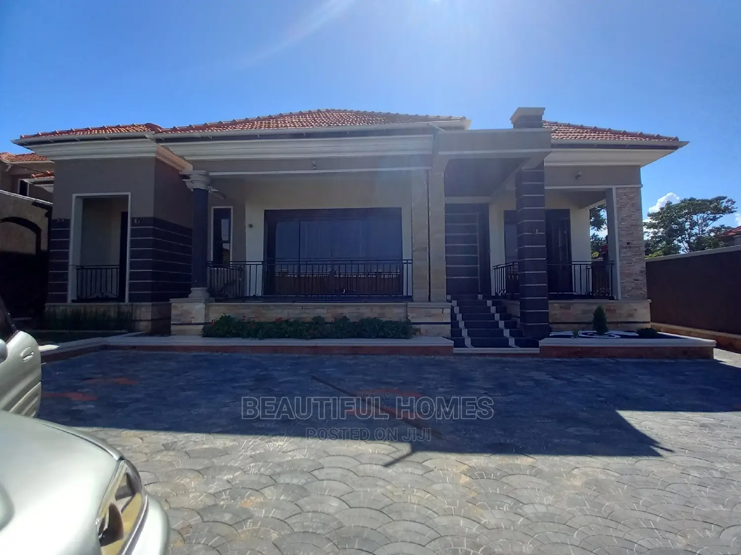 Furnished 4bdrm Mansion in Kira for Sale