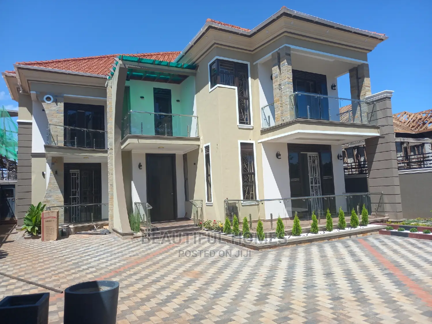 Furnished 6bdrm Mansion in Kira for Sale