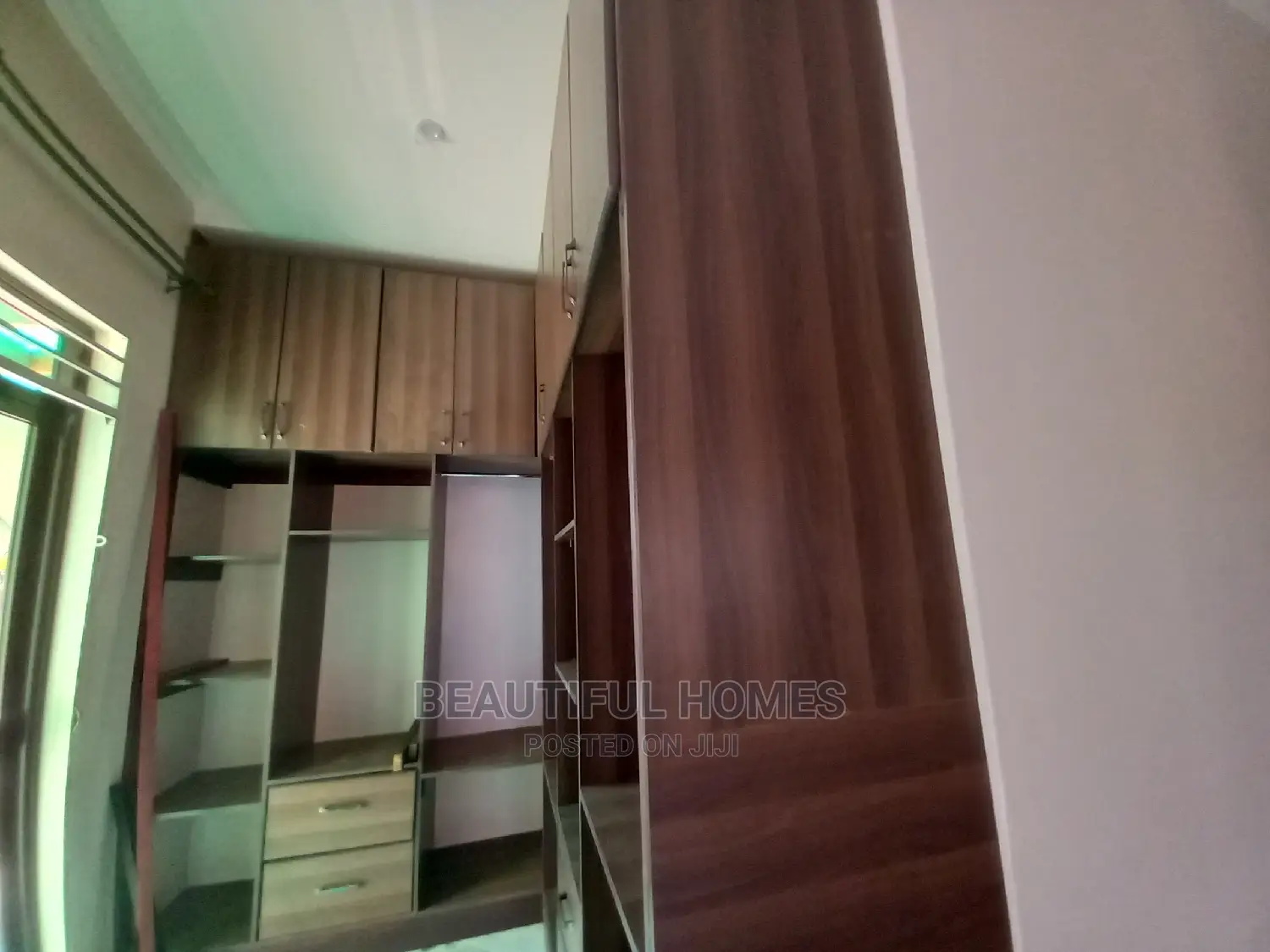 Furnished 6bdrm Mansion in Kira for Sale