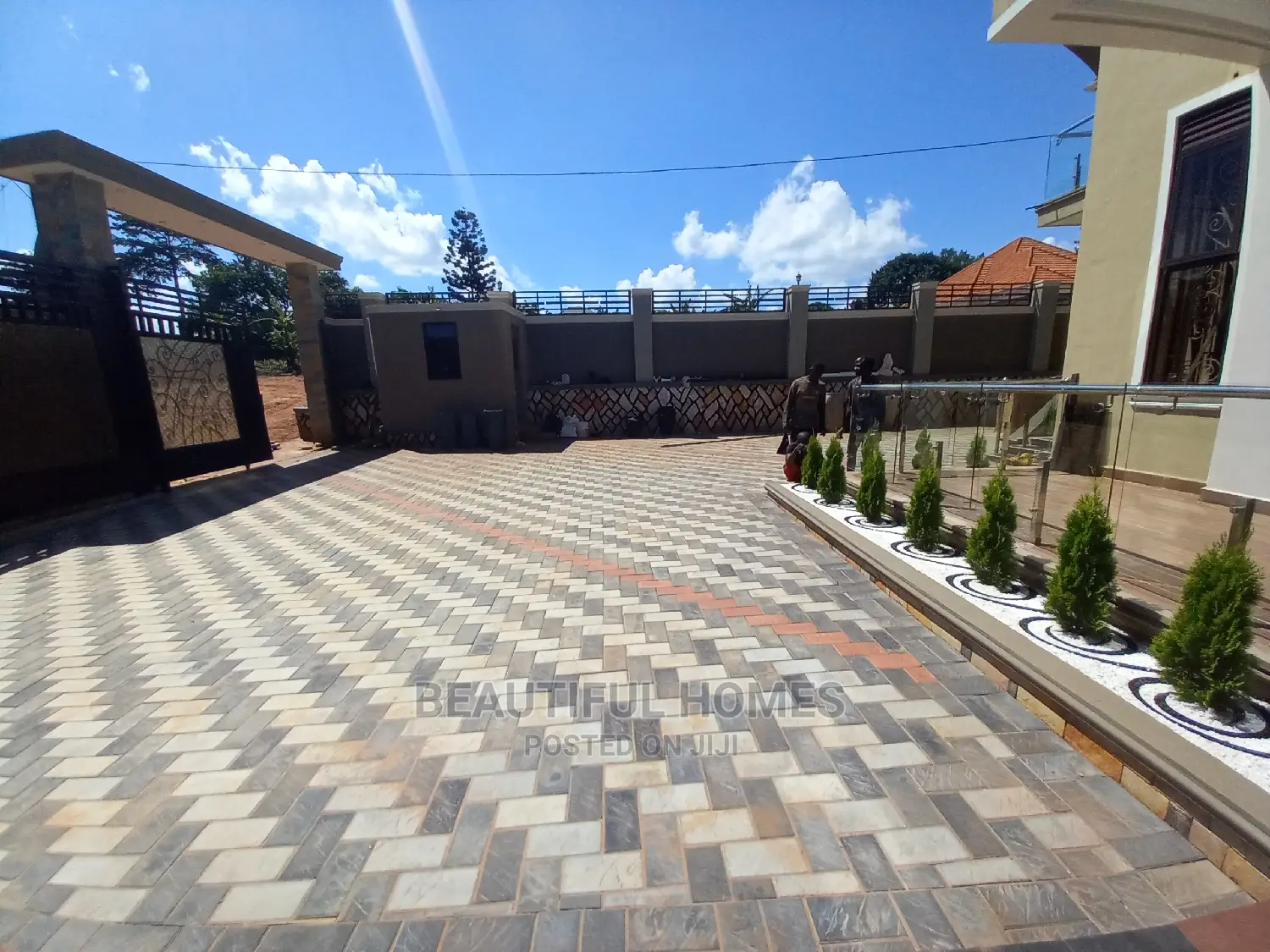 Furnished 6bdrm Mansion in Kira for Sale