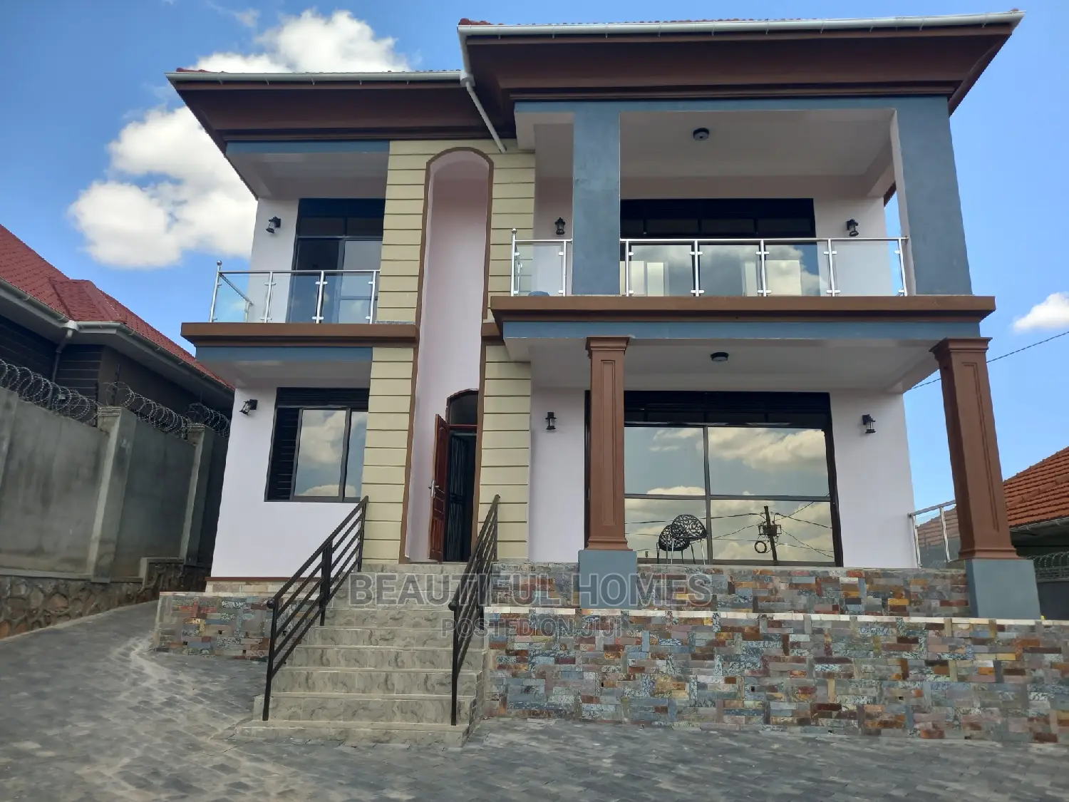 Furnished 6bdrm Mansion in Kira for Sale