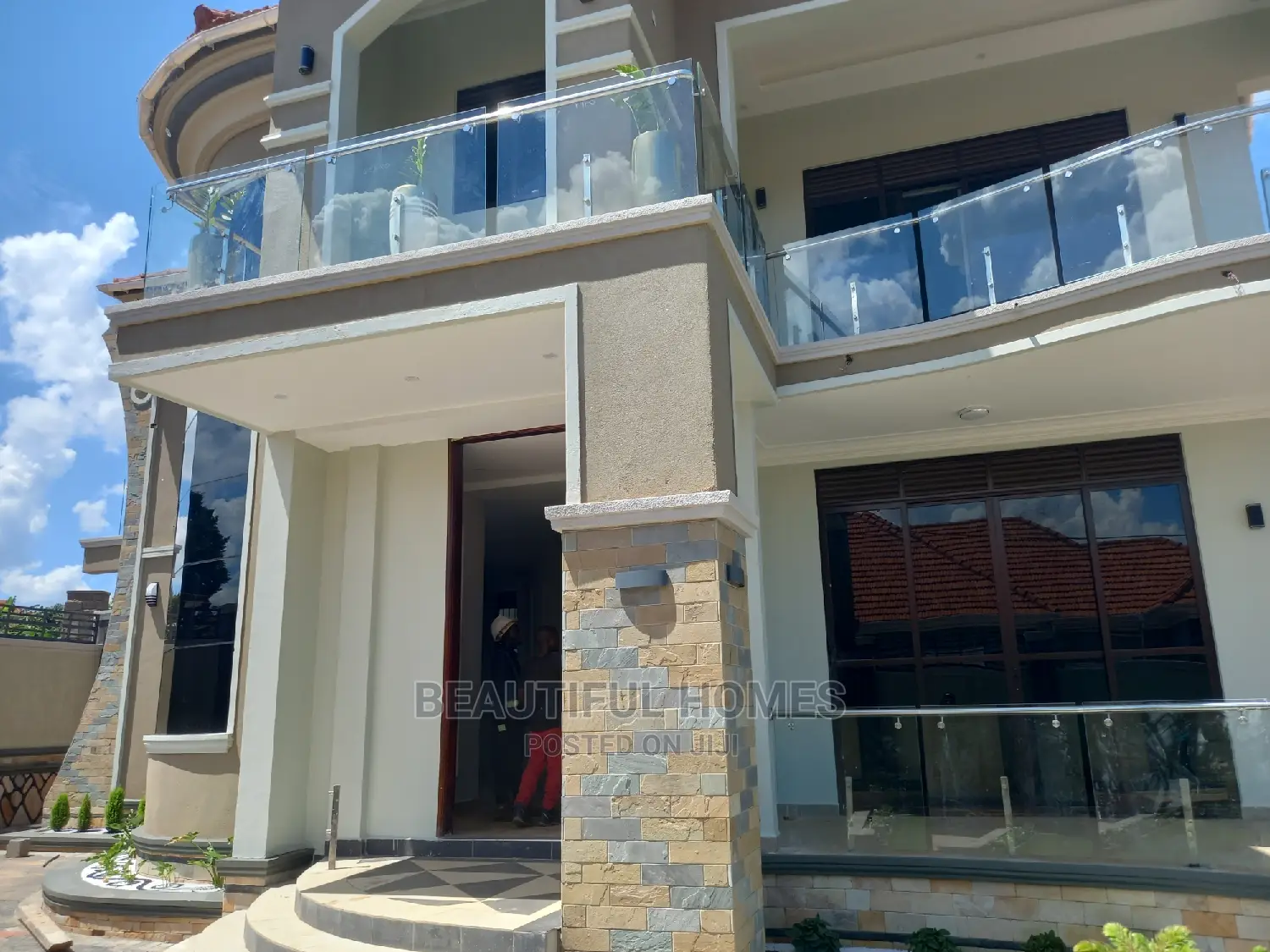 Furnished 6bdrm Duplex in Kira for sale