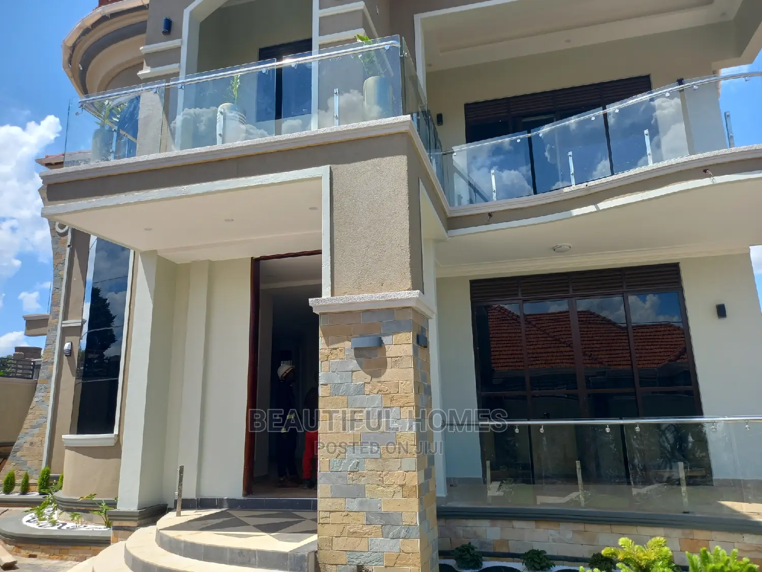 Furnished 6bdrm Duplex in Kira for sale