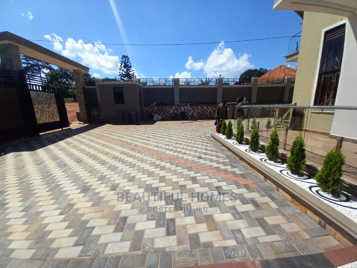 Furnished 6bdrm House in Kira for Sale