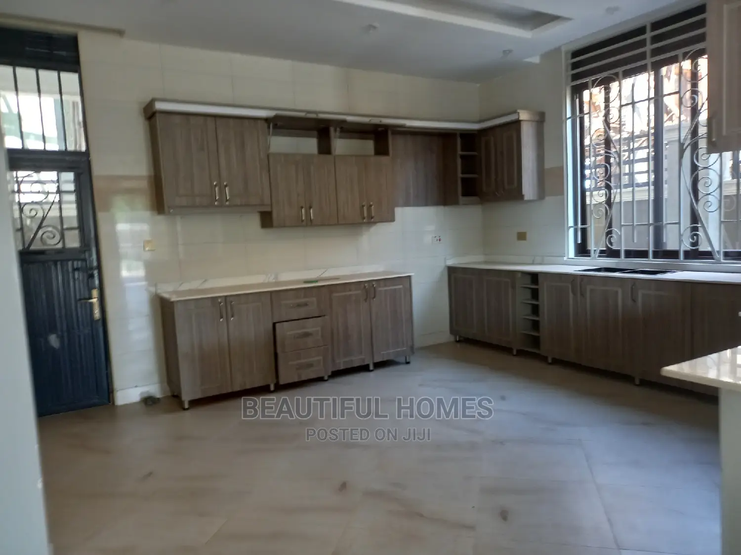 Furnished 6bdrm House in Kira for Sale
