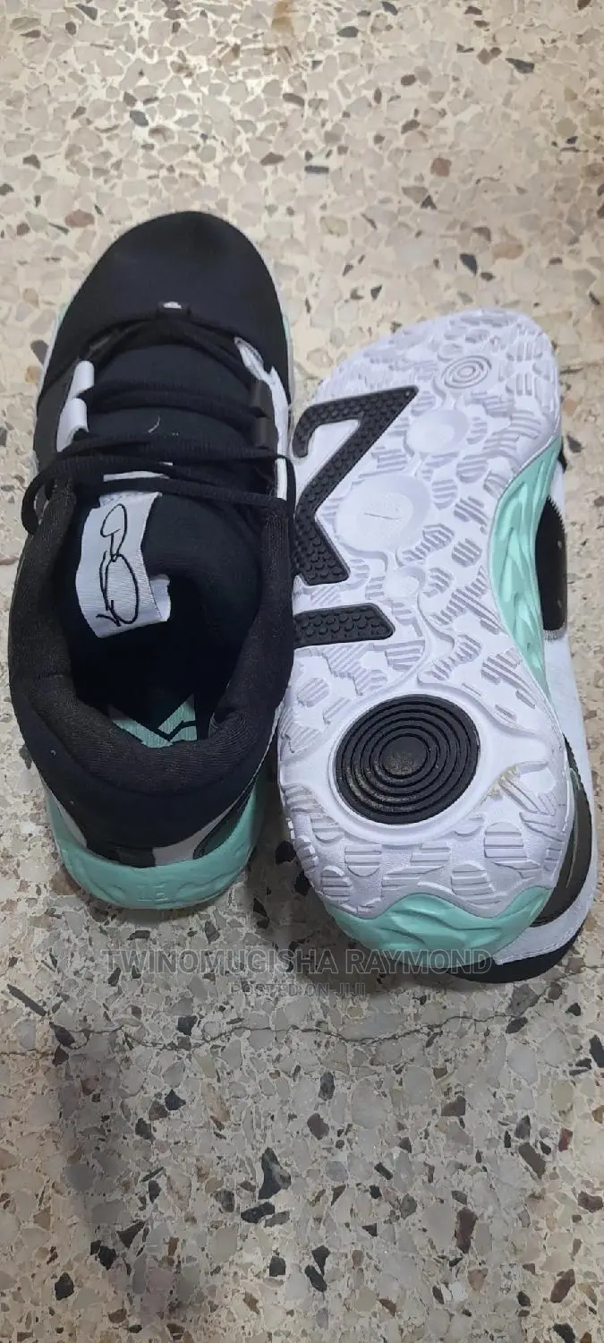 Original Basketball Shoe(Nike);