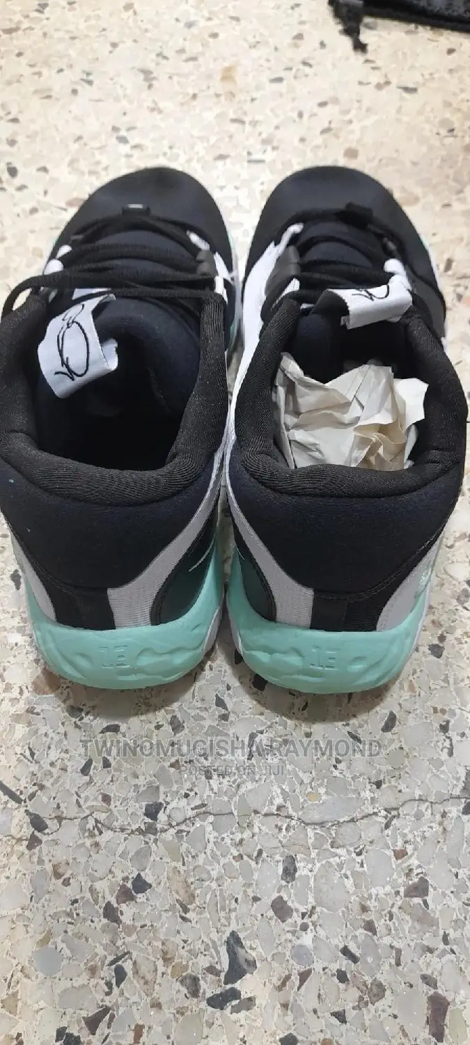 Original Basketball Shoe(Nike);