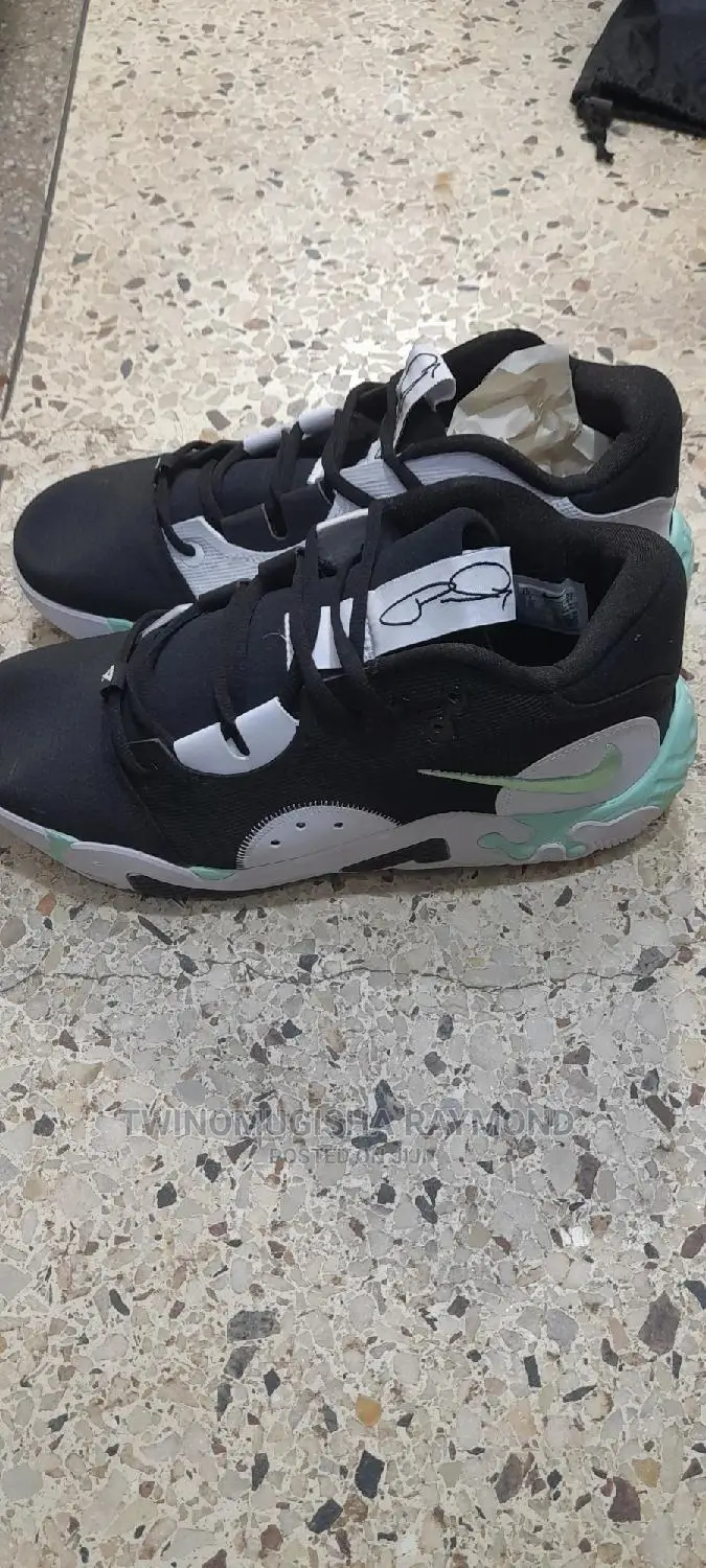 Original Basketball Shoe(Nike);