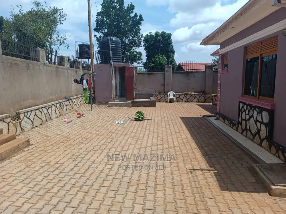 3bdrm Bungalow in Kitende Ntebe Rd, Central Division for sale