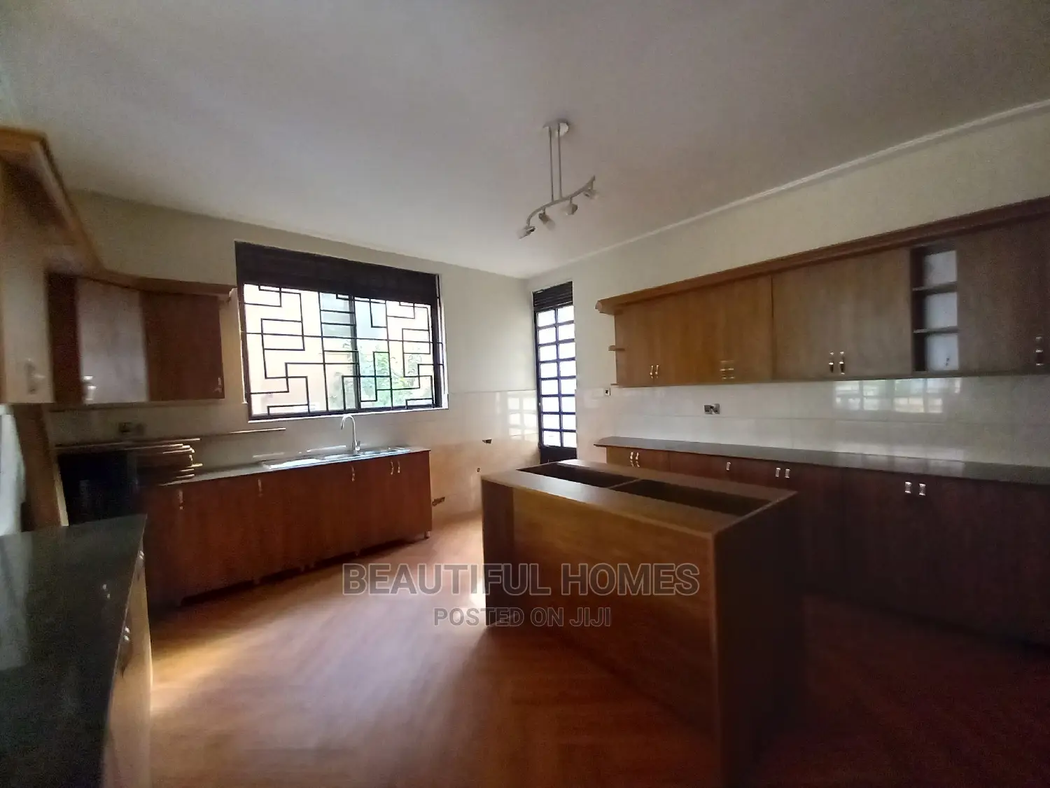 Furnished 6bdrm Duplex in Kira Corporate Class for sale
