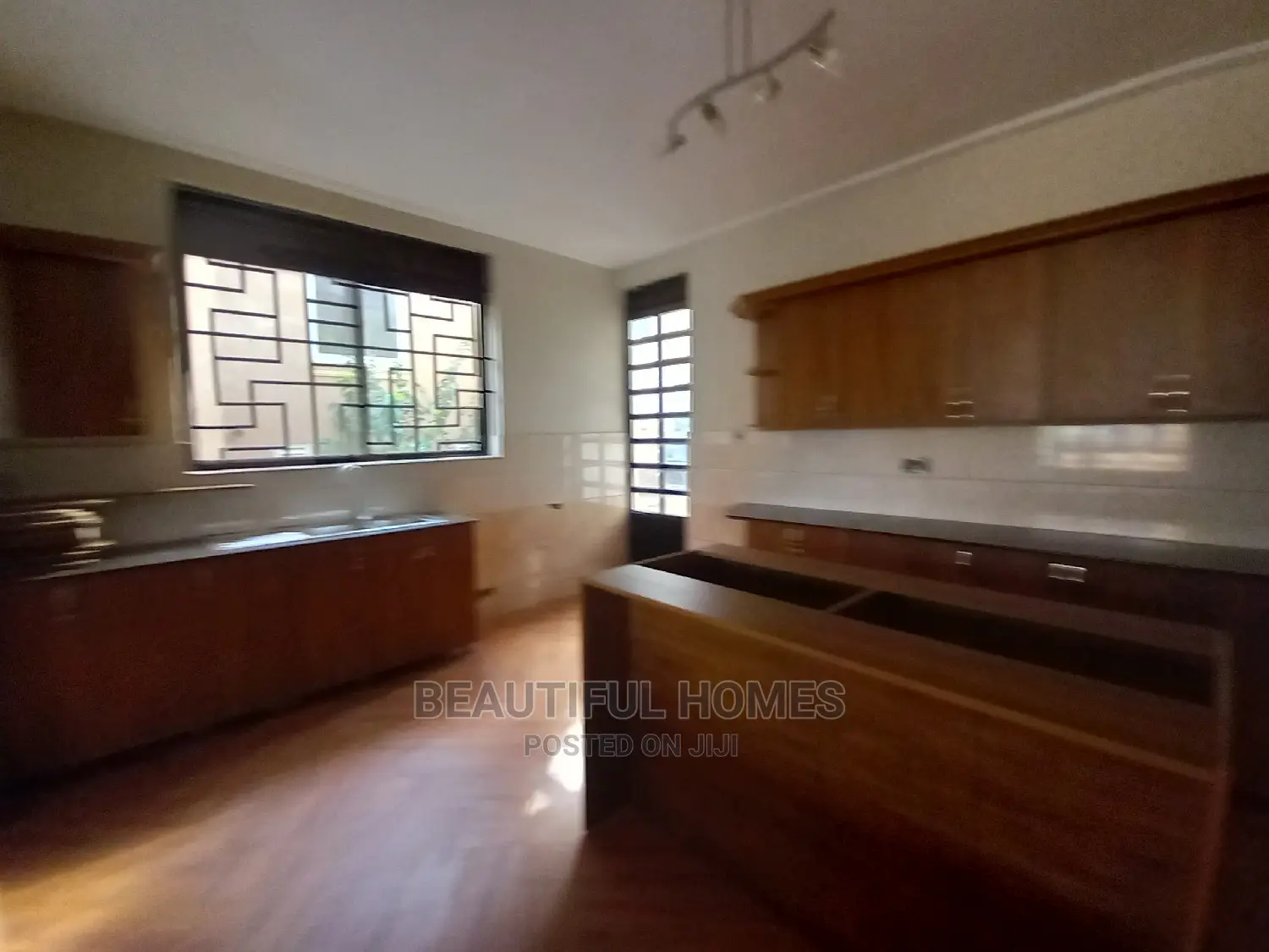 Furnished 6bdrm Mansion in Kira for sale