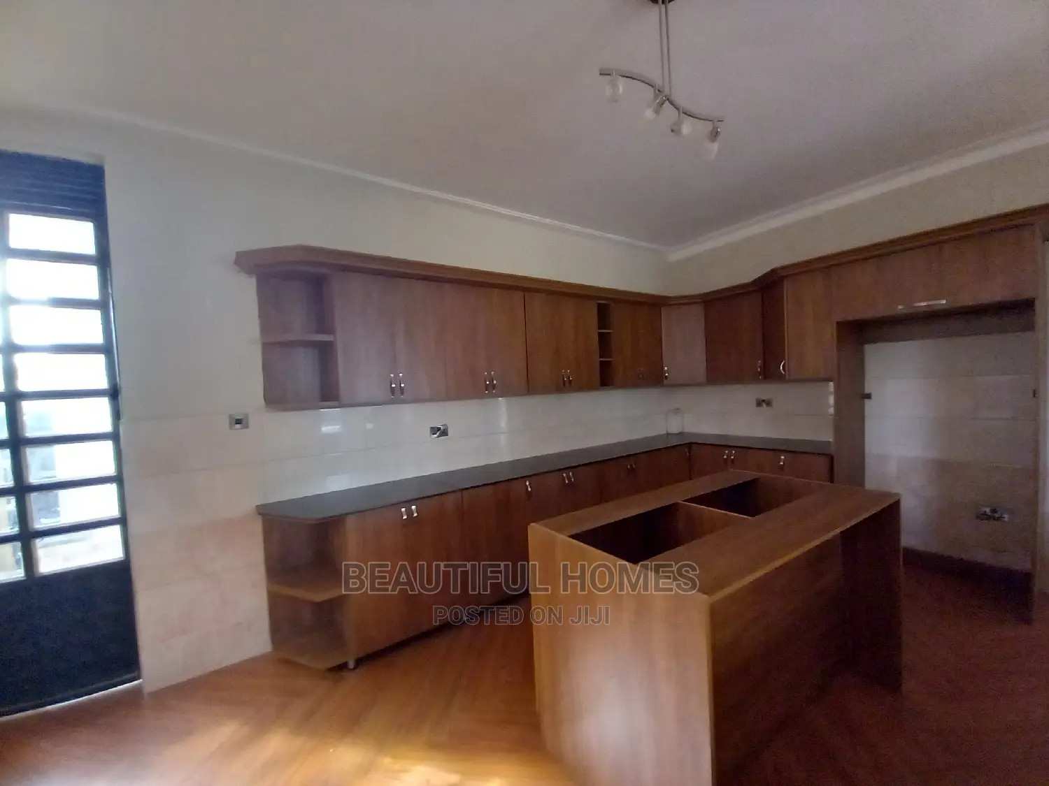 Furnished 6bdrm Duplex in Kira for sale