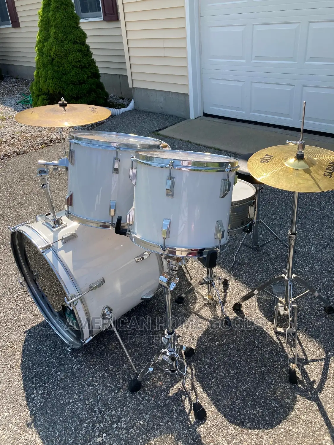 Pearl Full Drum Set With Cymbals and Hi-Hat and Stool.