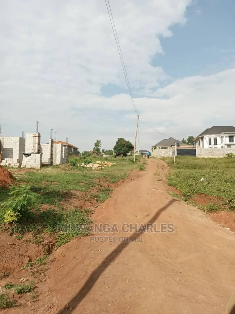 Plot's in Kira Kitikifumba on Quick Sale