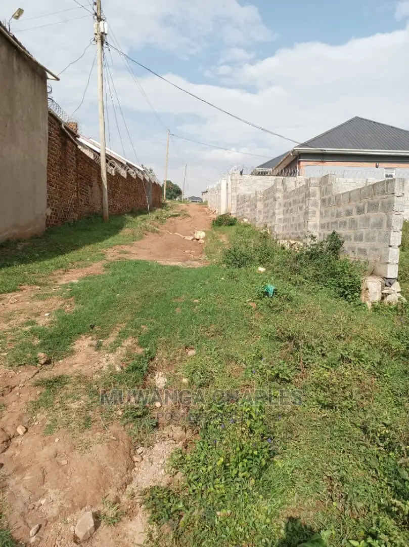 Plot's in Kira Kitikifumba on Quick Sale