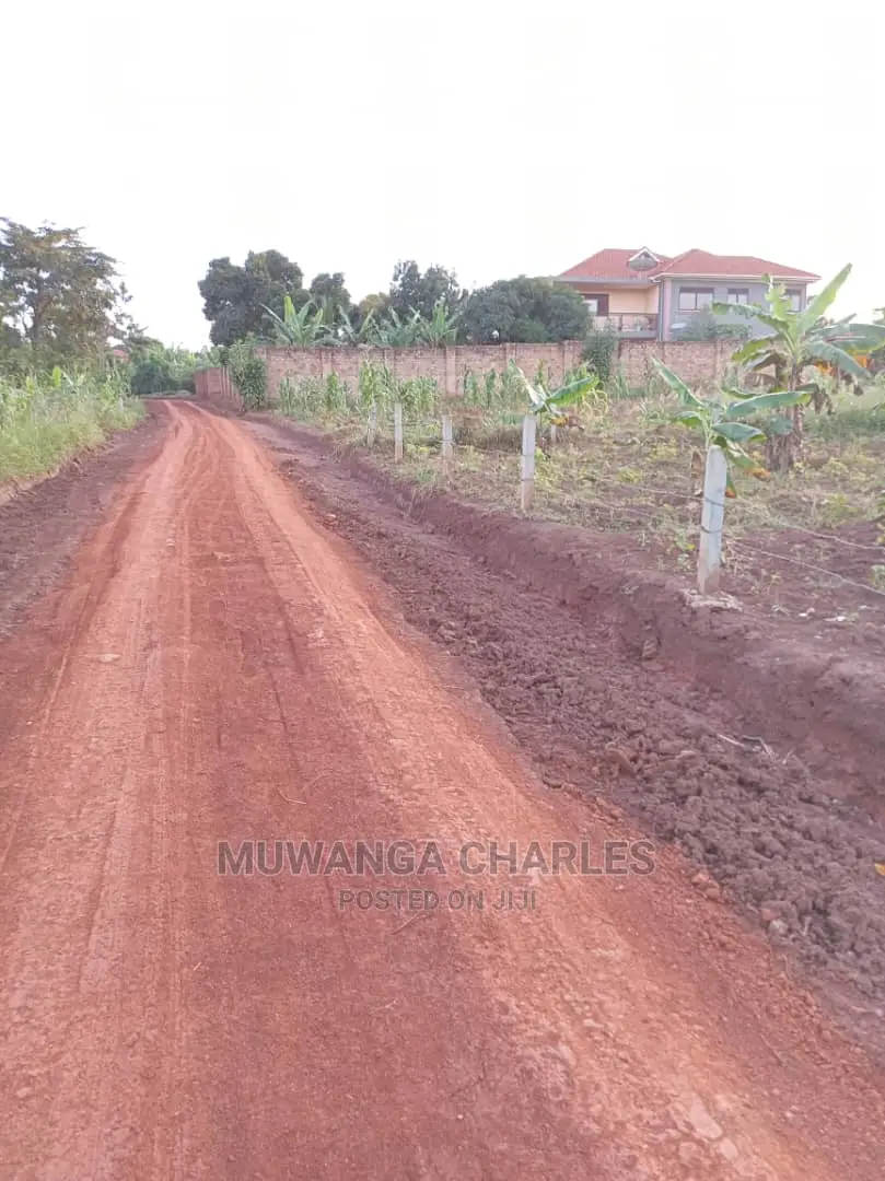 Plot's in Kira Kitukutwe on Quick Sale
