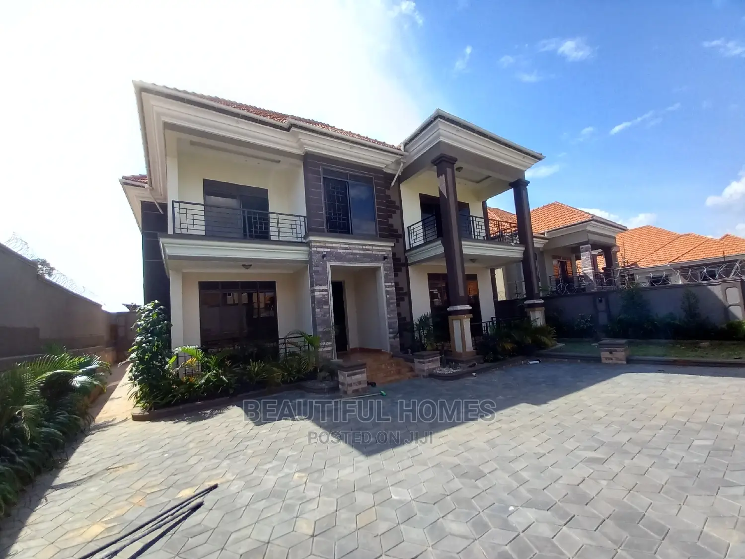 Furnished 5bdrm Duplex in Kisaasi Tarmacked, Nakawa for sale