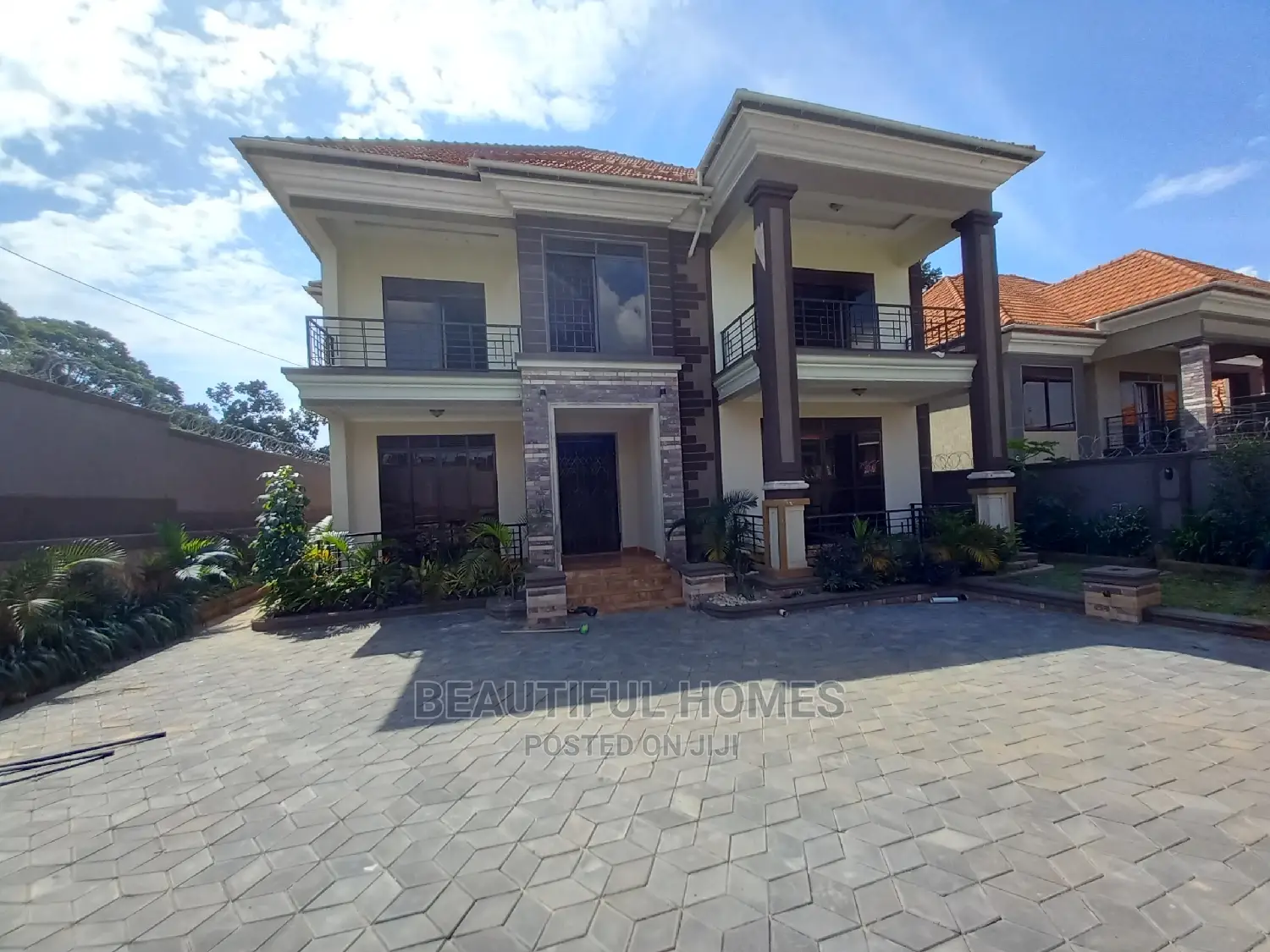 Furnished 5bdrm Duplex in Kisaasi Tarmacked, Nakawa for sale