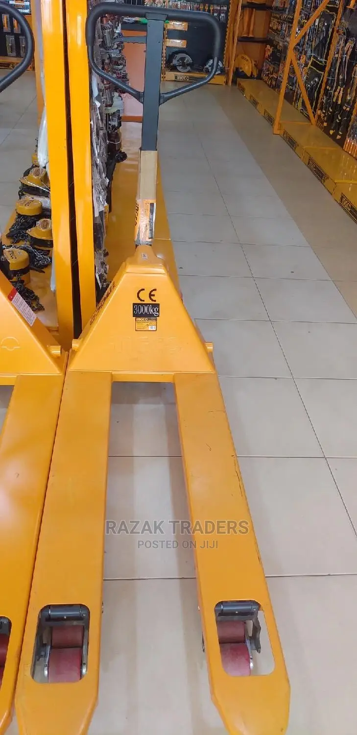 INGCO Hand Pallet Truck 3000kg Comfortable Rubber Grip
