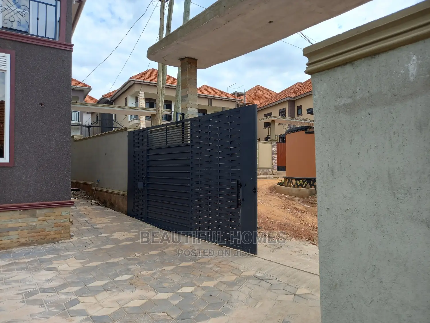 Furnished 5bdrm Duplex in Kira for sale